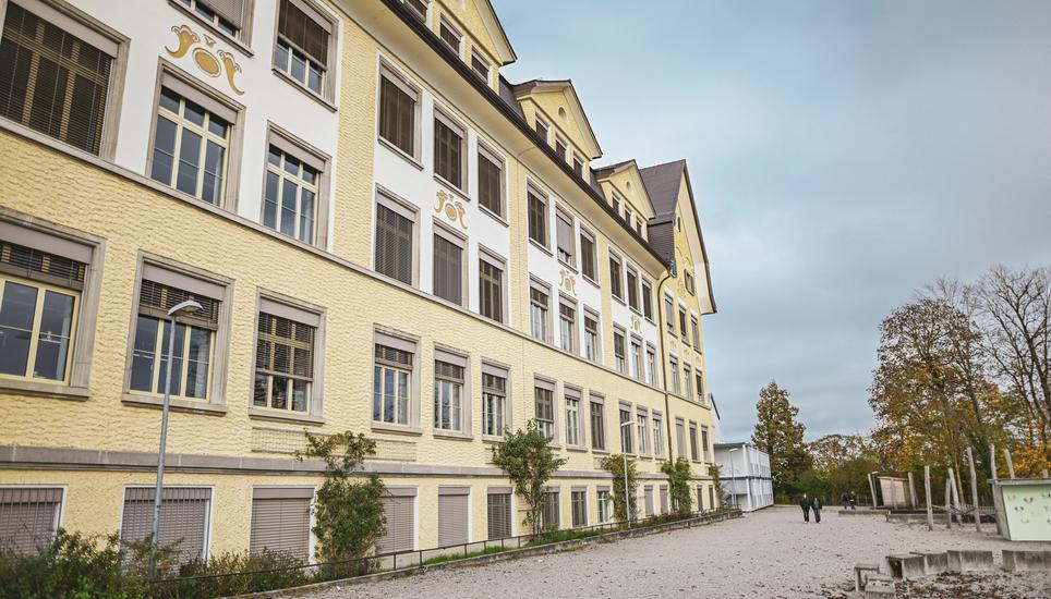 Am Schulhaus Rosenberg wurde im Juni ein Theaterstück von Schulkindern aufgeführt. Bürgerliche Parteien wollen mehr über die Hintergründe erfahren. Bild: Melanie Duchene Schulhaus Rosenberg in Neuhausen, am Freitag, 01. November 2024. (Melanie Duchene / Schaffhauser Nachrichten)
