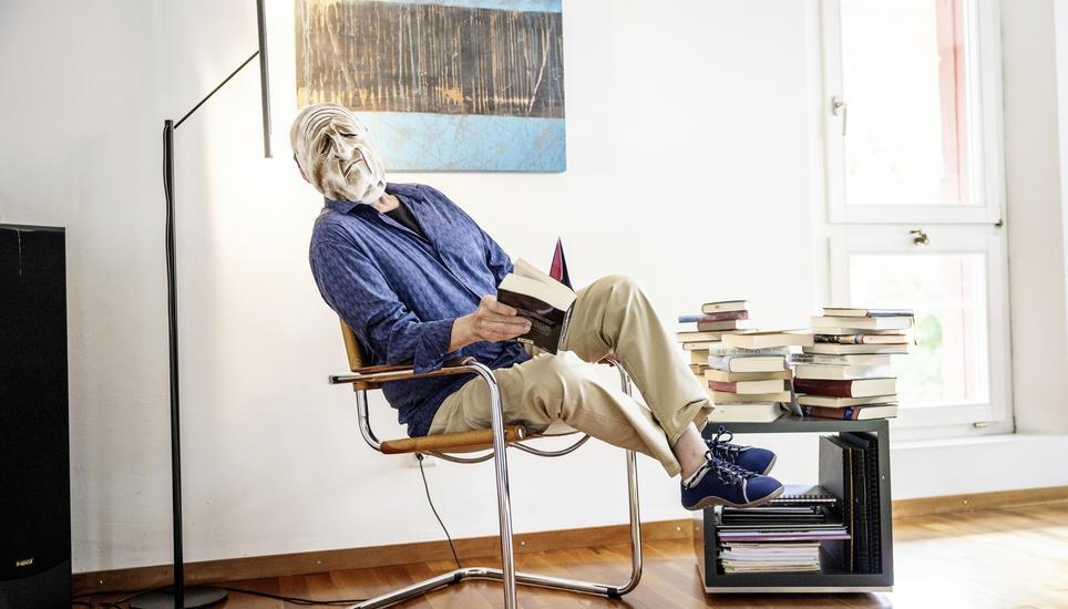 Ein Spiel mit Identitäten: der Eglisauer Künstler und Kunstschulleiter Albi Brunner in seinem Zuhause. Bilder: Roberta Fele Kï¿ï¾¼nstler und Klavierstimmer im Ruhestand, diplomierten Klavierbauer. Paris, Ecole International du Thï¿ï¾©ï¿ï¾¢tre Jacques Lecoq
fotografiert am Montag, 28. Juli 2025, in Eglisau. (Roberta Fele / Schaffhauser N