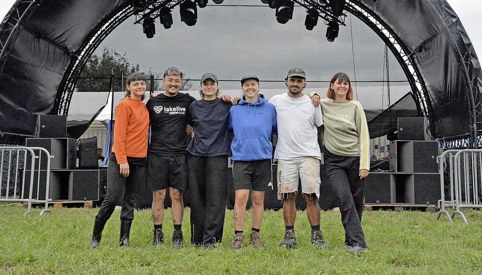 Freuen sich auf ein schönes erstes «Oises Openair» in Rheinau: Sechs von neun Mitgliedern des Organisationskomitees: Leandra Gerber (v. l.), Mike Ammann, Kimberly Misteli, Lynn Müller, Alexander Vögelin und Yamuna Barretta. Es fehlen Dario Hug, Julie Harbauer und Angela Haupt. Bilder: Alexander