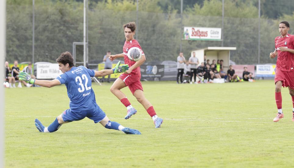 SVS-Keeper Pascal Bleise (l.) ist geschlagen, der Freiburger Kimi Baur erzielt einen Treffer. Das Spannende: Der Torschütze ist der Sohn von Ex-Kadetten-Trainer Markus Baur. Bild: Jan Zipfel