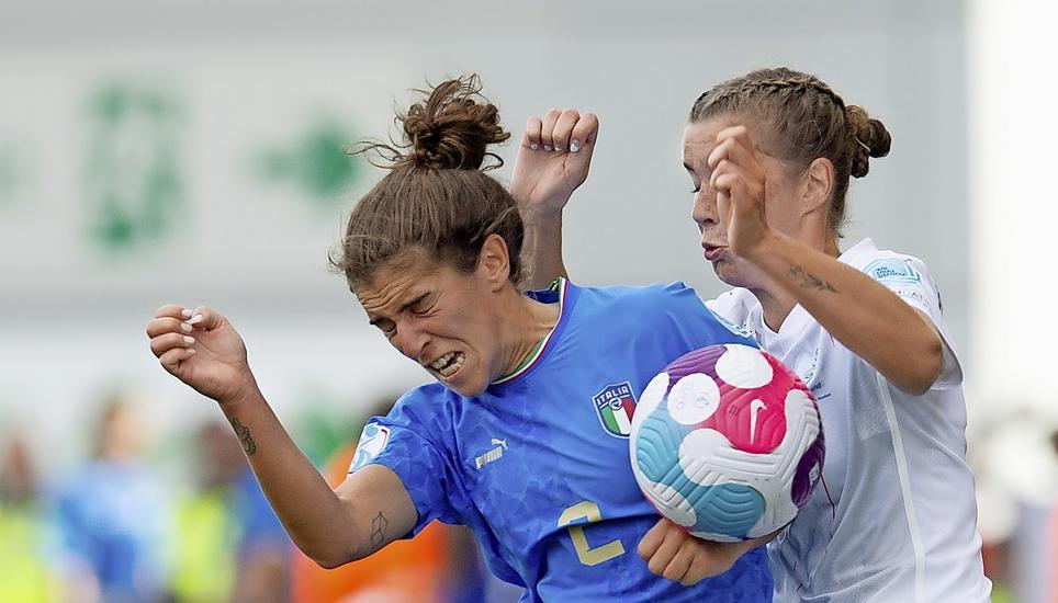 Voller Einsatz: Valentina Bergamaschi (in Blau) im italienischen Nationaltrikot. Bild: Keystone