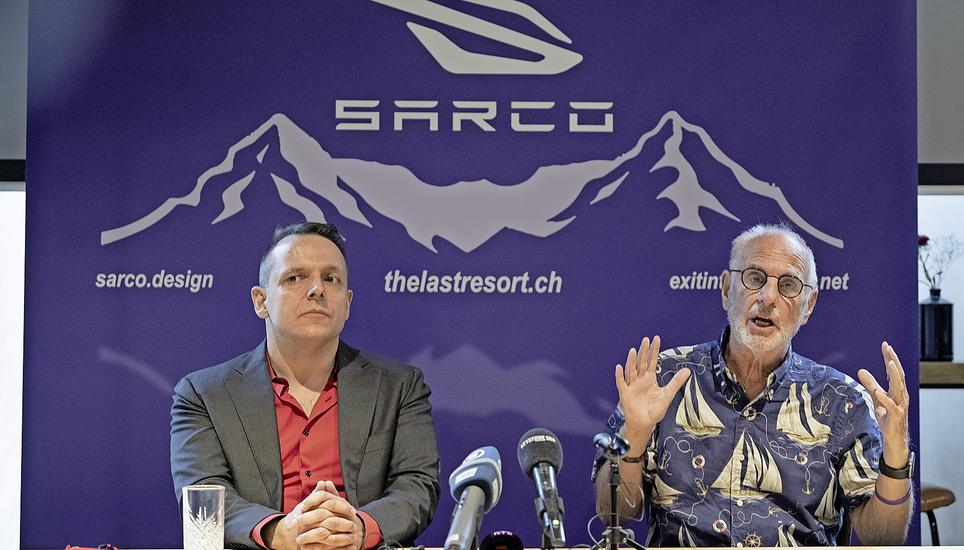Florian Willet und Philip Nitschke bei einer Pressekonferenz zur Suizid-Kapsel Sarco im Jahr 2024. Bild: Keystone