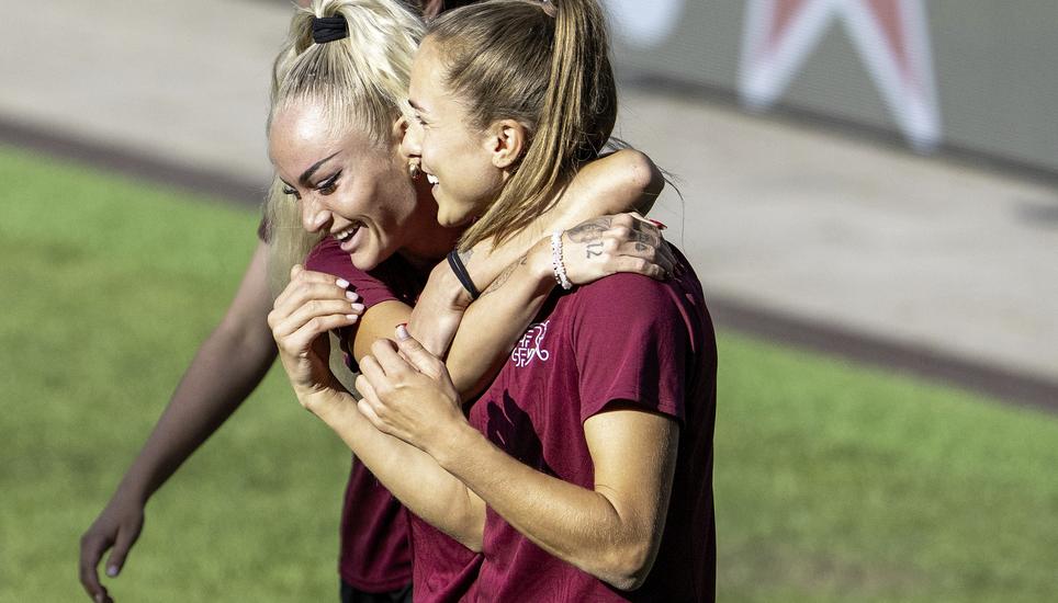 Nati-Stars Alisha Lehmann und Lia Wälti bei einem Training im Juli. Bild: Key