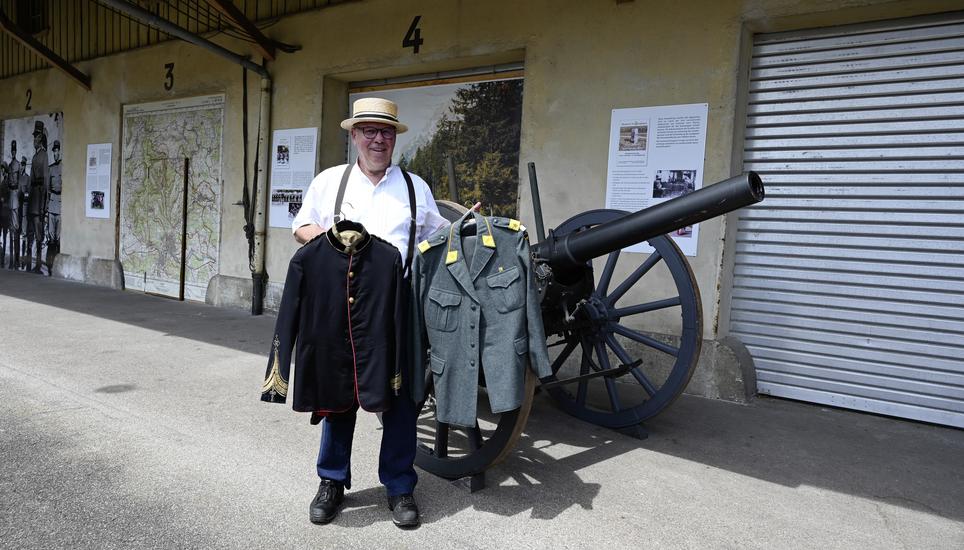 Marktchef Erwin Müller leitete mit viel Energie den Verkauf der Militaria und zeigte stolz eine englische und eine Schweizer Armeeuniform, welche man am Samstag erwerben konnte. Bilder: Luc Hardmeier