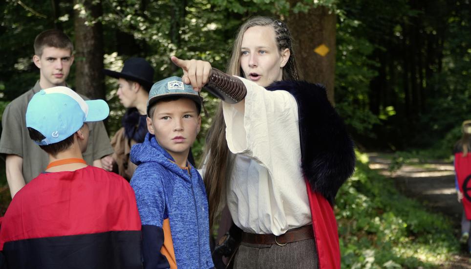 Während zwei Wochen werden die Cevi-Kinder von den Leitenden spielerisch durch das Sommerlager geführt. Bild: Simona Lovallo
