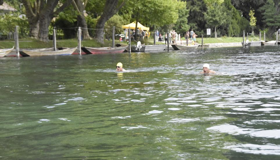Ein idyllischer, traditionsreicher Anlass: Bei Regen und Sonne waren am Sonntag beim Lindli-Schwümme nur wenige Teilnehmer im Wasser unterwegs. Bilder: Pascal Oesch