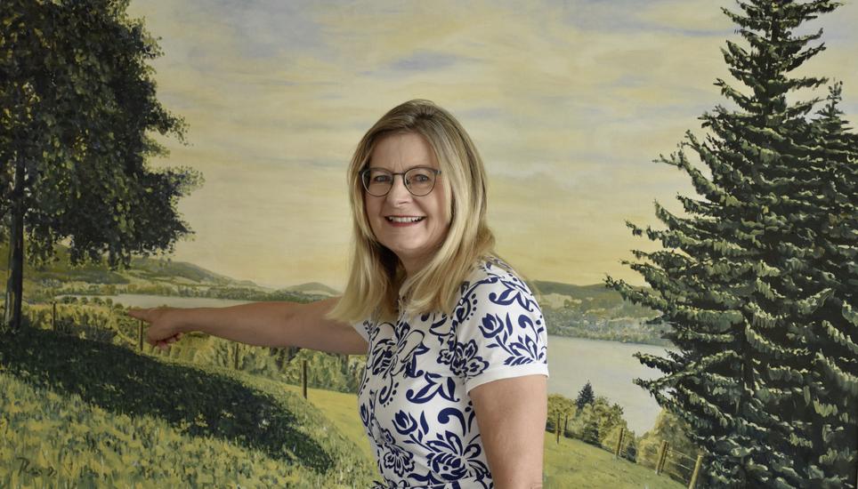 Mammerns Gemeindepräsidentin Anita Dähler-Engel vor einem Gemälde des Dorfs, als es noch viel Grünfläche gab. Das Ölbild wurde von Res Meier gemalt und hängt im Sitzungszimmer. Bild: Margrith Pfister-Kübler