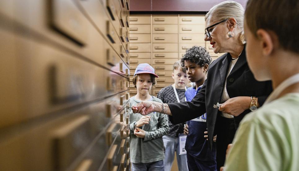 Kinder besuchen mit dem Ferienpass den Tresorraum der Schaffhauser Kantonalbank, Gordana Pizzillo zeigt den Tresorraum, die Kinder dï¿ï¾¼rfen sogar ein Goldbarren in die Hand nehmen, am Dienstag, 15 Juli 2025. (Melanie Duchene / Schaffhauser Nachri