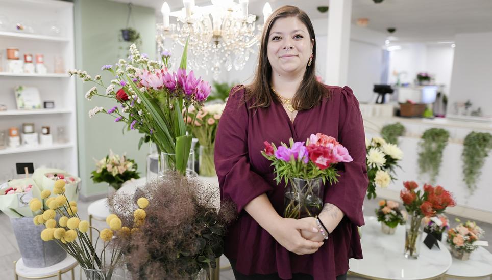 Die Floristin Laura Lischio hat zusammen mit ihrer Mutter den Blumenladen «Fiori e Floristin Laura Lischio hat zusammen mit ihrer Mutter den Blumenladen Fiori e piu an der Vordergasse erï¿ï¾¶ffnet, am Mittwoch, 16 Juli 2025. (Melanie Duchene / Schaffhauser Nachricht