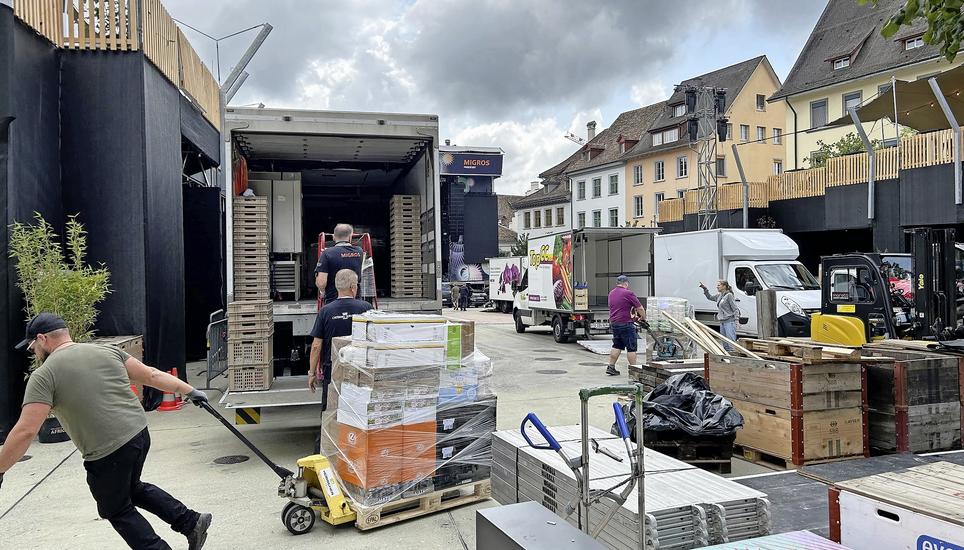Kurz vor dem Festivalstart wird nochmals in die Hände gespuckt. Bild: Till Burgherr