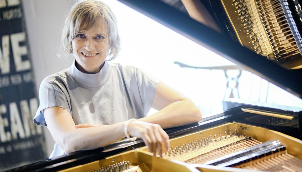 Die Komponistin und Pianistin Katharina Nohl würde ihren Flügel nie mit Hämmern traktieren. Zu gross ist ihr Respekt vor diesem Kunsthandwerk und Instrument. Bilder: Melanie Duchene Portrait von Katharina Nohl, Komponistin aus Uhwiesen, am Mittwoch, 16 Juli 2025. (Melanie Duchene / Schaffhauser Nachrichten)