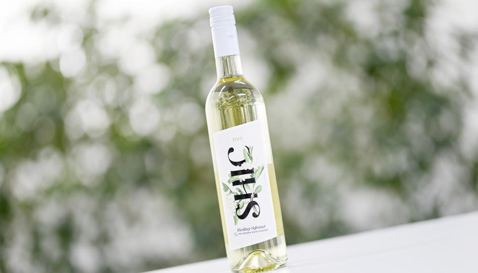 Einer von drei «AOC Schaffhausen»-Weinen. Bild: Melanie Duchene Riesling Sylvaner Weisswein fï¿ï¾¼r Leben und Genuss, am Montag, 30 Juni 2025. (Melanie Duchene / Schaffhauser Nachricht