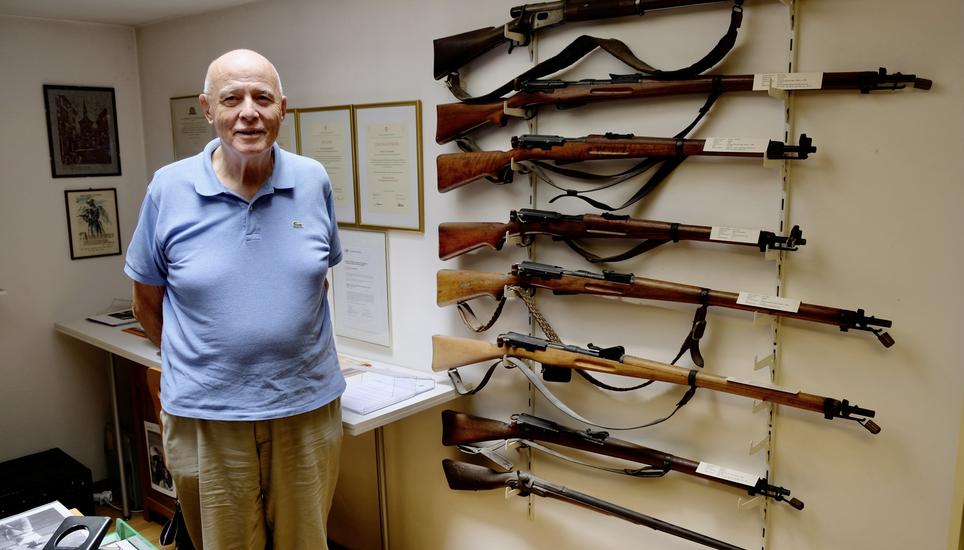 Oberst und Waffenplatzkommandant a. D. Fritz Mumenthaler in seinem Büro in Diessenhofen. Bild: Thomas Brack