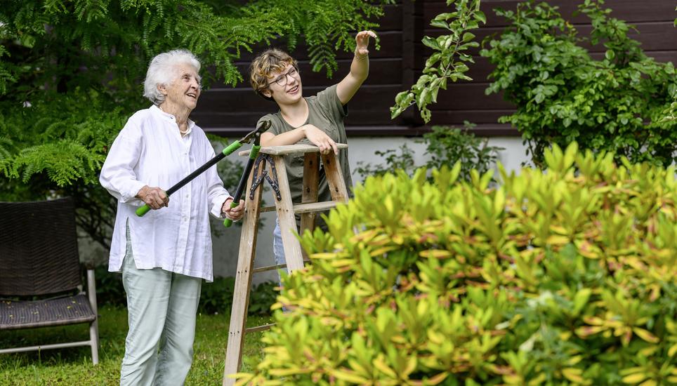 Haben viel Freude an der gemeinsamen Gartenarbeit: Christine Kolitzus-Hanhart und ihre Enkelin Clara van Seumeren. Bild: Michael Kessler