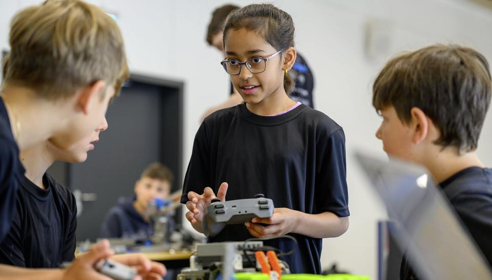 Zwischenbesprechung: Die Gruppe analysiert ihren Roboter und plant die nächsten Schritte. Bilder: Michael Kessler