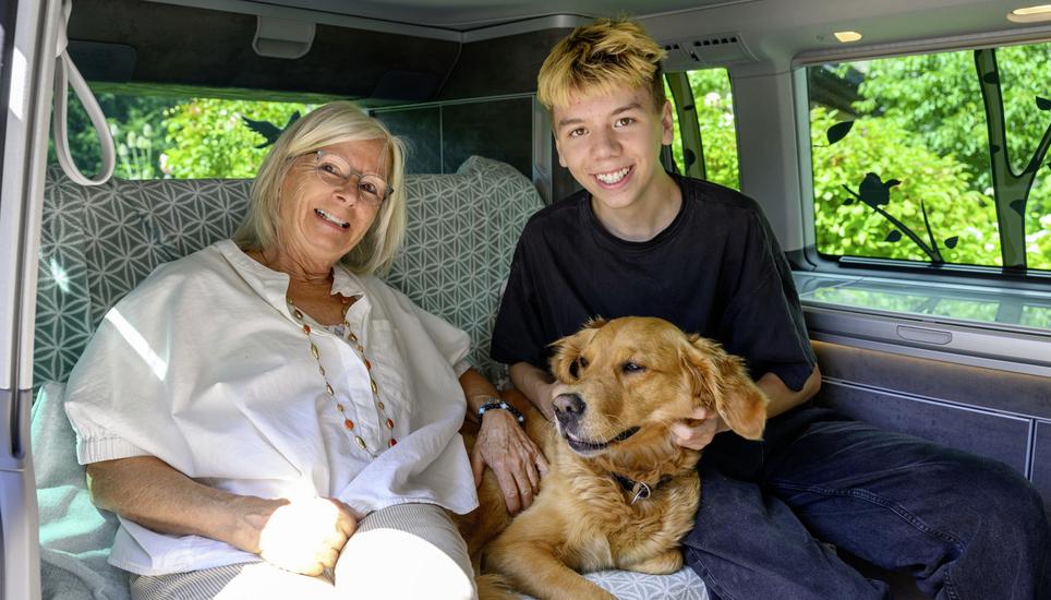 Verena Prager hatte schon immer einen Hund, hier im Bild mit Peppina. Die Tiere schafften schon früh eine Verbindung zu ihrem Enkelsohn Levin Karrer. Bild: Michael Kessler