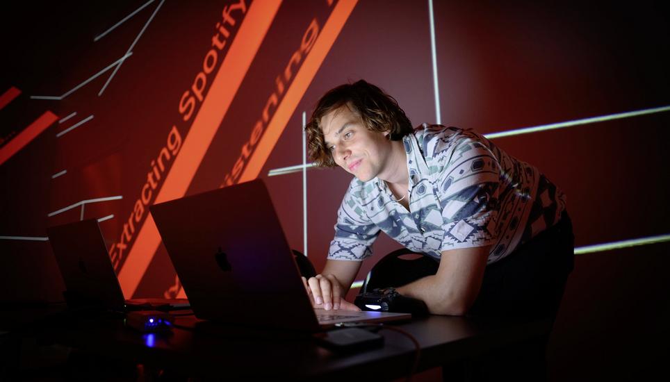 Jonas Walter kontrolliert die von ihm programmierte virtuelle Kunstinstallation. Bild: Michael Kessler