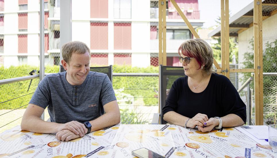 Chefexperte für Elektroberufe Patrick von Ow und Chefexpertin für Coiffeurberufe Conny Frühauf im Gespräch auf Frühaufs Terrasse. Bild: Roberta Fele