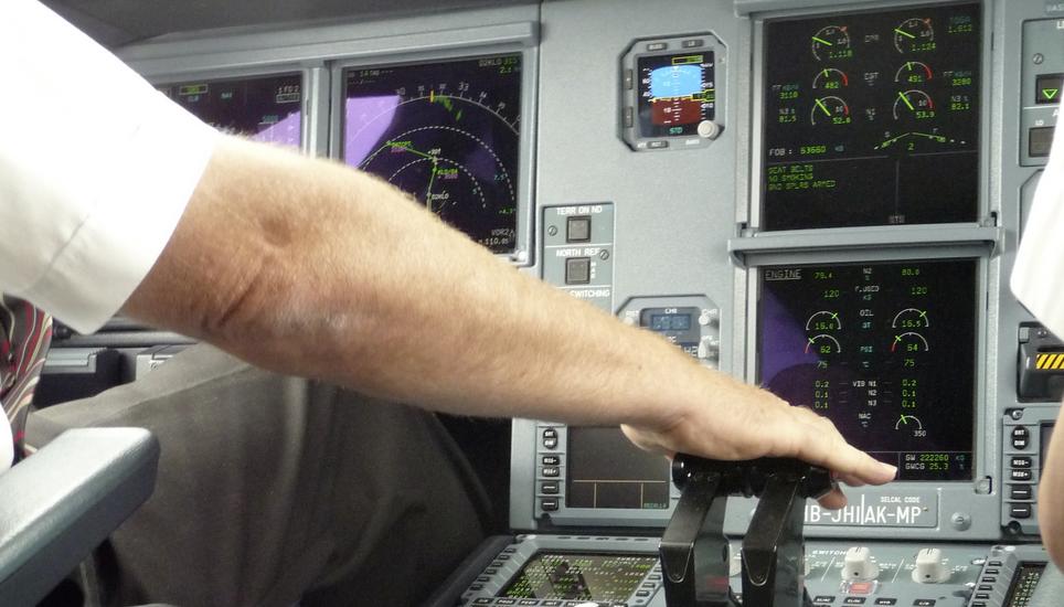 Auch für Bekannte ist der Einlass ins Cockpit heute restriktiv. Hier wird der Schub in einem A330 bedient. Bild: zVg