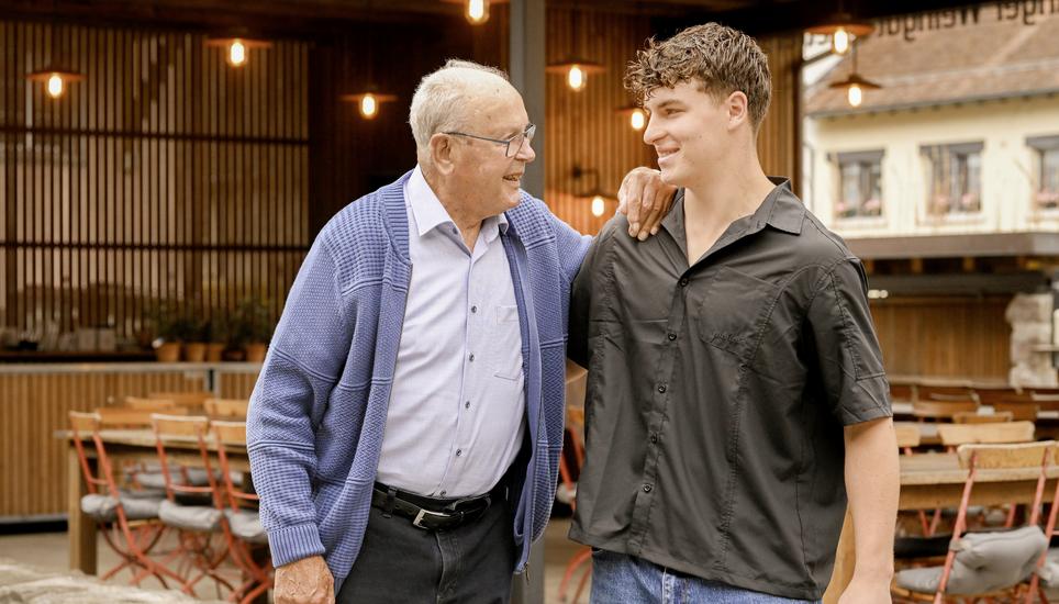 Ernst (l.) und Johannes Hedinger verbindet nicht nur DNA, sondern auch die Liebe zum Weinbau. Bilder: Melanie Duchene Zu Besuch bei Hedinger Weingut mit Opa Ernst und seinem Enkel Johannes Hedinger, am Montag, 14 Juli 2025. (Melanie Duchene / Schaffhauser Nachrichten)