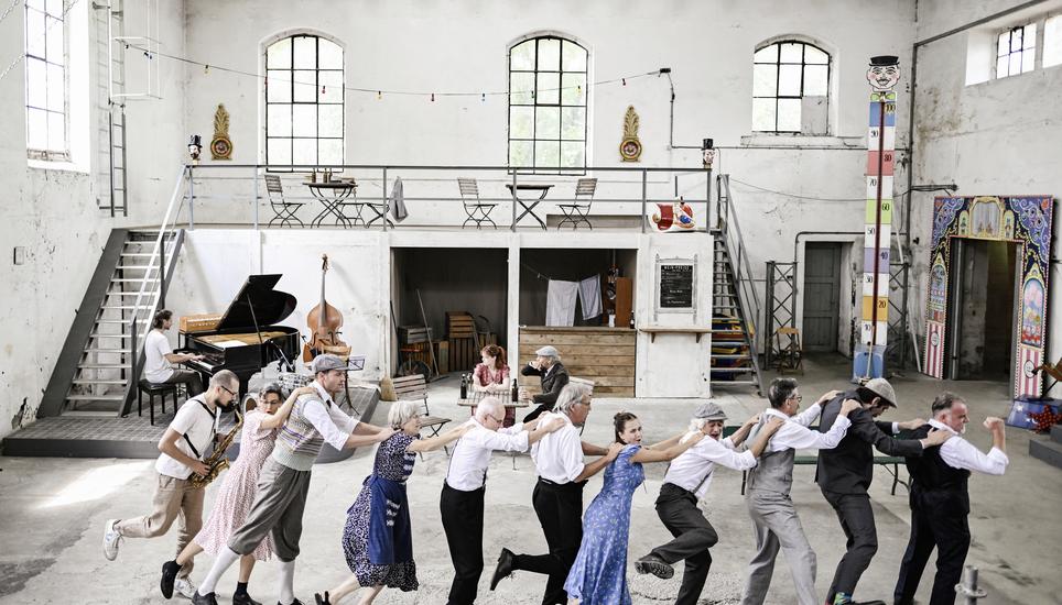 Bis vor Kurzem haben in der alten Ofenhalle im Werkhof Lindli noch Angestellte von SHPower gearbeitet, jetzt wird hier Theater gespielt. Bild: Melanie Duchene Einblicke ins Sommertheater Kasimir und Karoline im Werkhof Lindli, am Montag, 14 Juli 2025. (Melanie Duchene / Schaffhauser Nachrichten)