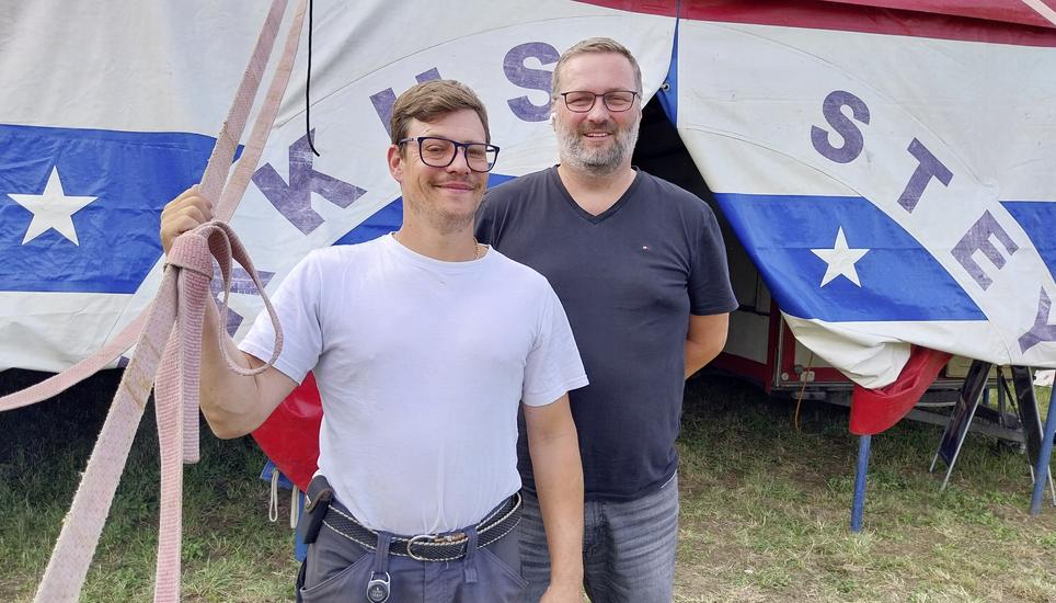 Martin Stey (l.) und Steven Mettler freuen sich schon darauf, dass es mit dem Zirkus Stey am Freitag wieder losgeht. Bild: Thomas Martens