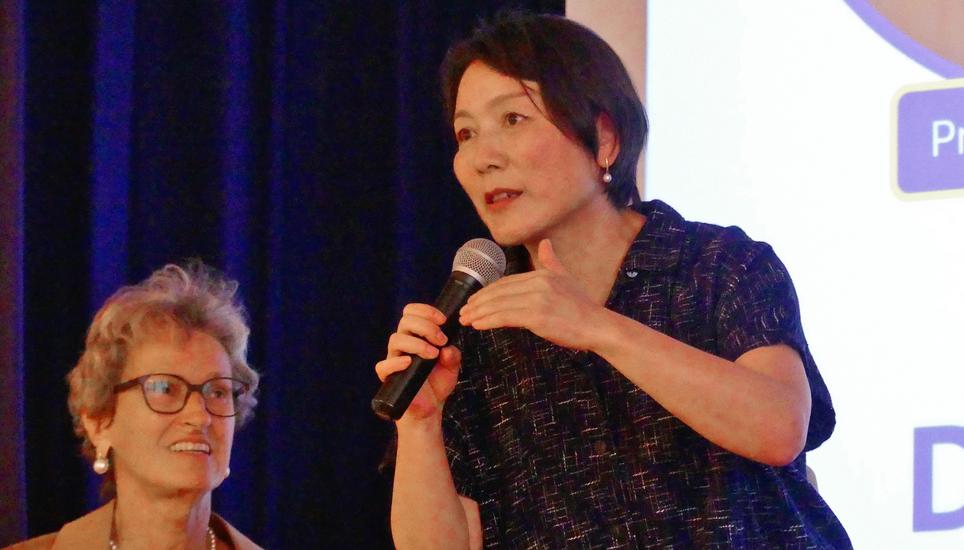 Emi Kiyota und links Christine Merzeder, die Fragen ins Englisch übersetzte. Bild: Theo Kübler