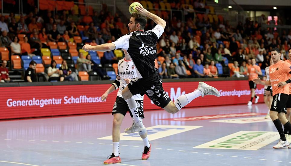 Schaffhausen, 21.04.2025. Handball, NLA Playoff Halbfinal. Spiel 1. Kadetten Schaffhausen - HSC Suhr Aarau. 
Nikos Sarlos (Suhr). 
Copyright by: FOTO Wagner / Alexander Wagner
