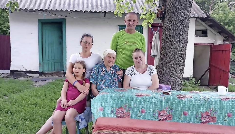 Vadim Walentinovic Dorohkov (hinten) hat unter anderem in Bachmut an vorderster Front gekämpft. Hier zu sehen mit seiner Frau Tetjana, seiner Mutter Walentyna, seiner Schwiegertochter Maria und Enkelin Lisa (v. l.). Bilder:: zVg