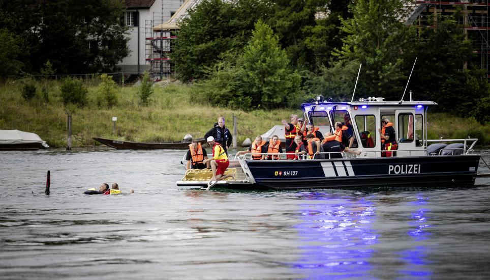 Fortbildungstage Rettungsdienst, der Spitï¿ï¾¤ler Schaffhausen, mit der Polizei Schaffhausen, Simulierte Rettung auf dem Rhein, fotografiert am Dienstag, 22. Juli 2025, in Schaffhausen. (Roberta Fele / Schaffhauser Nachricht