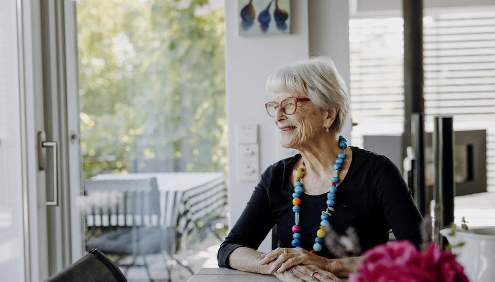 Auch wenn diese zu kurz war: Linda Graedel ist dankbar für die Zeit, die sie mit ihren beiden Töchtern hatte. Bilder: Roberta Fele Linda Graedel, in ihrem Haus am Geisberg, fotografiert am Montag, 21. Juli 2025, in Schaffhausen. (Roberta Fele / Schaffhauser Nachrichten)