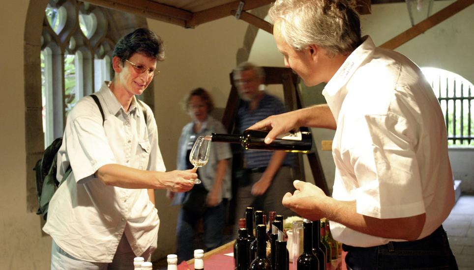 Bei der Wiiprob im Kreuzgang von Allerheiligen sind etliche Produzenten vertreten. Bild: Selwyn Hoffmann