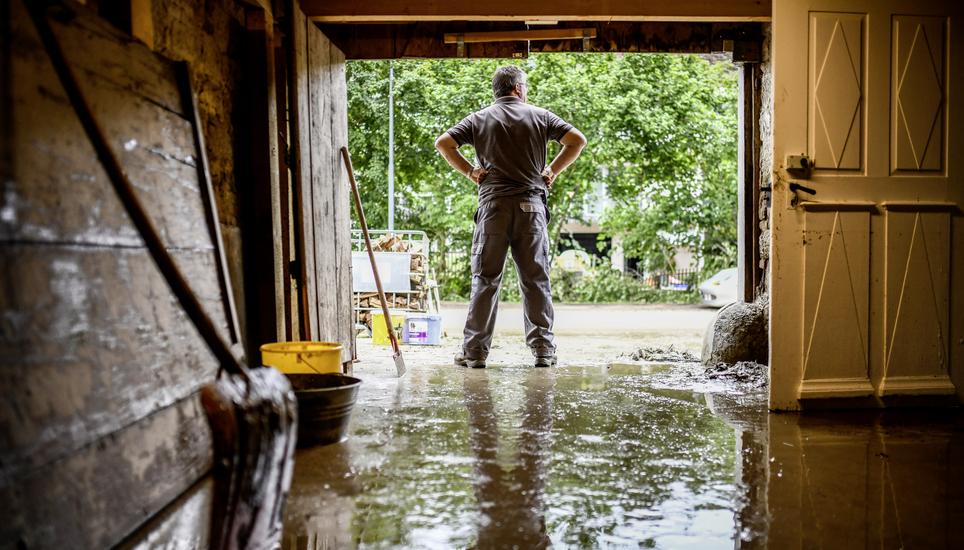 Der Tag nach der Überschwemmung: Am 15. Juli 2021 wurde Schleitheim von einem heftigen Hochwasser heimgesucht. Archivbild: Melanie Duchene Impressionen aus Schleitheim einen Tag nach den Ueberschwemmungen, die Menschen raeumen ihre verschlammten Keller aus, am Freitag, 16. Juli, 2021. (Melanie Duchene / Schaffhauser Nachrichten)