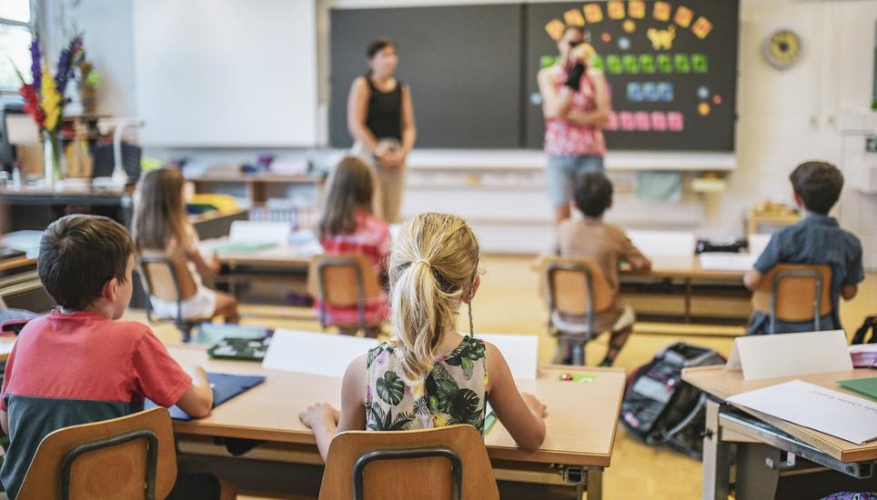 Erster Schultag und Schulstart im Schulhaus Rosenberg, Susann Mueller, recht, und Katja Waldvogel begruessen die Schueler im Schulzimmer, am Montag, 14. August 2023. (Melanie Duchene / Schaffhauser Nachrichten)