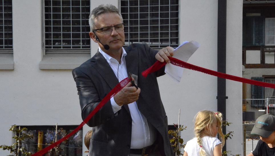 Der Wilemer Dorfplatz ist eröffnet: Gemeindepräsident Urs Rüegg durchschneidet das Band anlässlich des Nationalfeiertags. Bilder: Alexander Joho