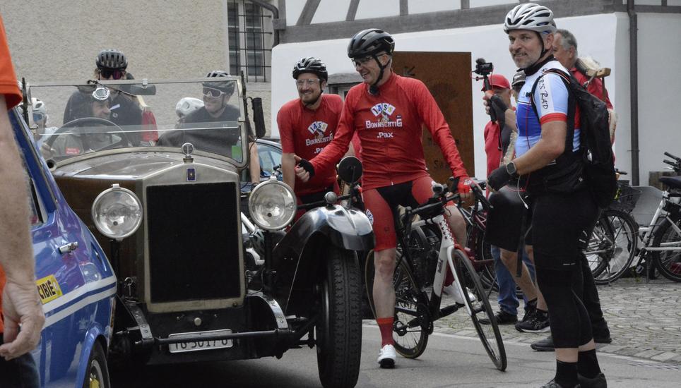 Nach knapp 75 Kilometern am Ziel: Die SRF-Moderatoren Rainer Maria Salzgeber (Mitte, auf dem Velo) und Stefan Büsser (dahinter) in Hüntwangen. Bilder: Alexander Joho