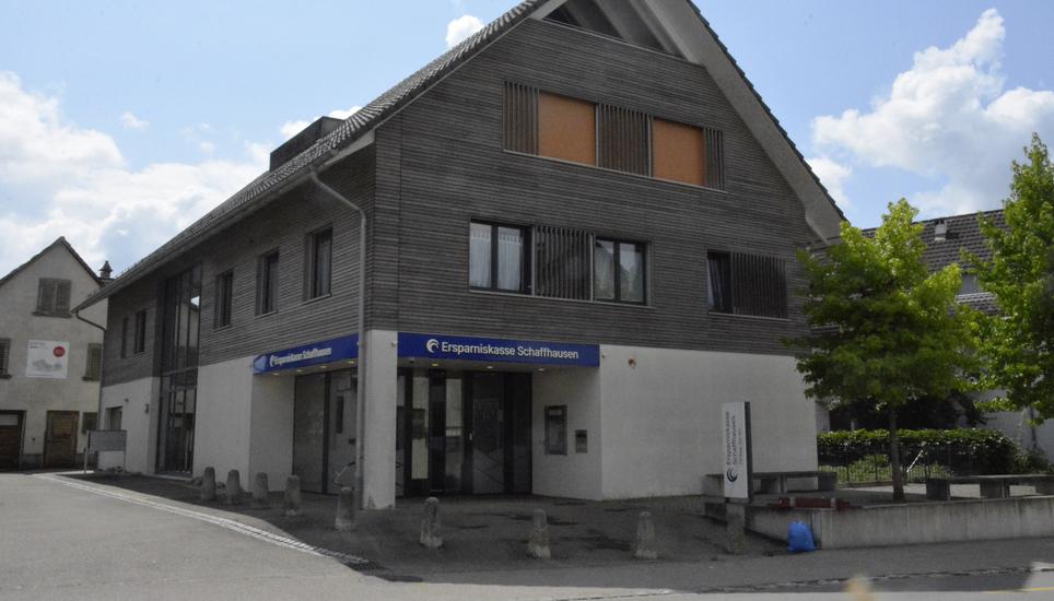 Die Filiale der Ersparniskasse Schaffhausen an der Schaffhauserstrasse in Kleinandelfingen. Bild: Alexander Joho