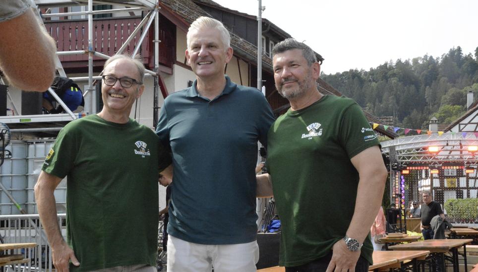 Gemeinsamer Schnappschuss vor der «Donnschtig-Jass»-Stellprobe (v.l.): Der Hüntwanger Gemeinderat Peter Merkt, SRF-Moderator Rainer Maria Salzgeber und der Eglisauer Gemeindepräsident Roland Ruckstuhl. Bild: Alexander Joho
