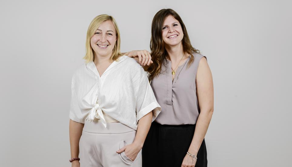 Lisa Burth (links) und Jana Berger sind die Gründerinnen von «Selbstständige Frauen Schweiz KLG». Bild Melanie Duchene Portrait von Lisa Burth, links, und Jana Berger, Grï¿ï¾¼nderinnen von "Selbstï¿ï¾¤ndige Frauen Schweiz KLG" , am Dienstag, 05 August 2025. (Melanie Duchene / Schaffhauser Nachr