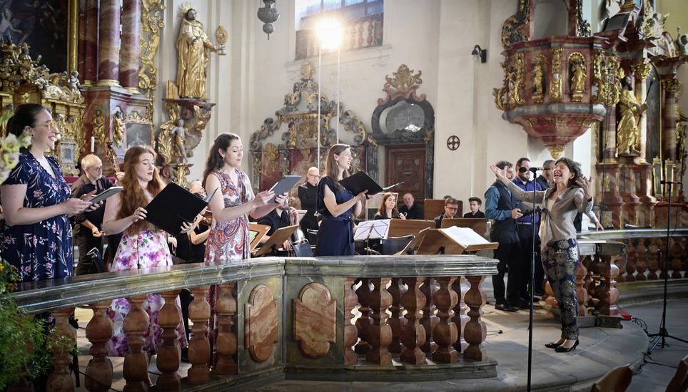 Die unter der Leitung von Annedore Neufeld stehenden Solistinnen in Aktion (v.l.n.r.): Mirjam Feuersinger und Deborah Fogal (beide Sopran) sowie Lea Elisabeth Müller und Elvira Bill (Alt). Bild: Michael Kessler