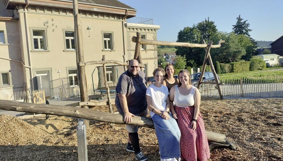 Bildungsreferent Sacha Cerini, Kita-Leiterin Denise Bernardini und die Betreuerinnen Felicia Russenberger und Lara-Jane Becker freuen sich über den geglückten Start im «Fuchsbau» Schleitheim. Bild: Sandy Hedinger