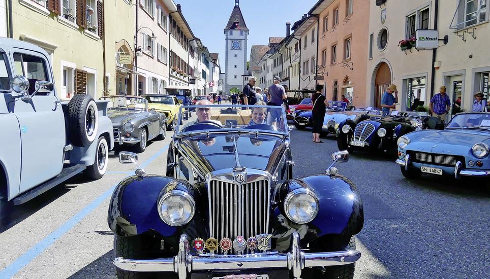 Frau und Herr Maier sind auf dem Rückzug ins hoffentlich kühlere Büttenhardt. Bild: Theo Kübler