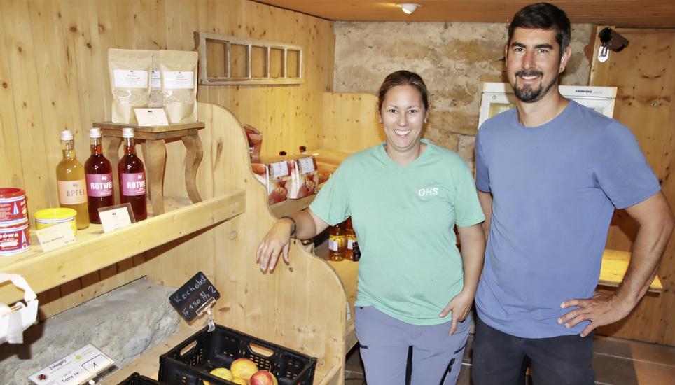 Die Weinbauverbandssekretärin und der Obstverbandspräsident sind ein Ehepaar: Zum Betrieb von Amina und Christoph Lamprecht gehört auch der kleinere Hofladen an ihrem Wohnort in Wil im Rafzerfeld. Bild: Roland Müller