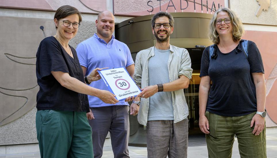 «Eine Belastung für Anwohner»: Stadträtin Katrin Bernath, der stellvertretende Stadtschreiber Marijo Caleta, Mit-Petitionäre Timo Würsch und Brigitte Seiler am Dienstag vor dem Schaffhauser Stadthaus (v. l.). Bild: Michael Kessler
