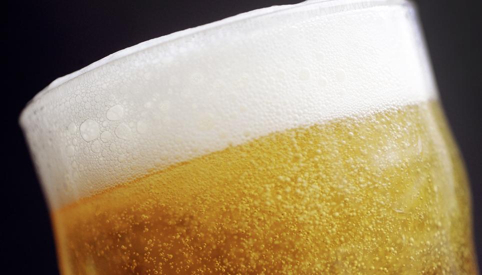 Hopfen, Gerstenmalz, Hefe und Wasser – auch alkoholfreie Biere bestehen aus diesen Grundzutaten. Doch wie schmeckt das Gebräu, wenn man den Gärprozess stoppt oder den Alkohol nachträglich entzieht? Bild: Key