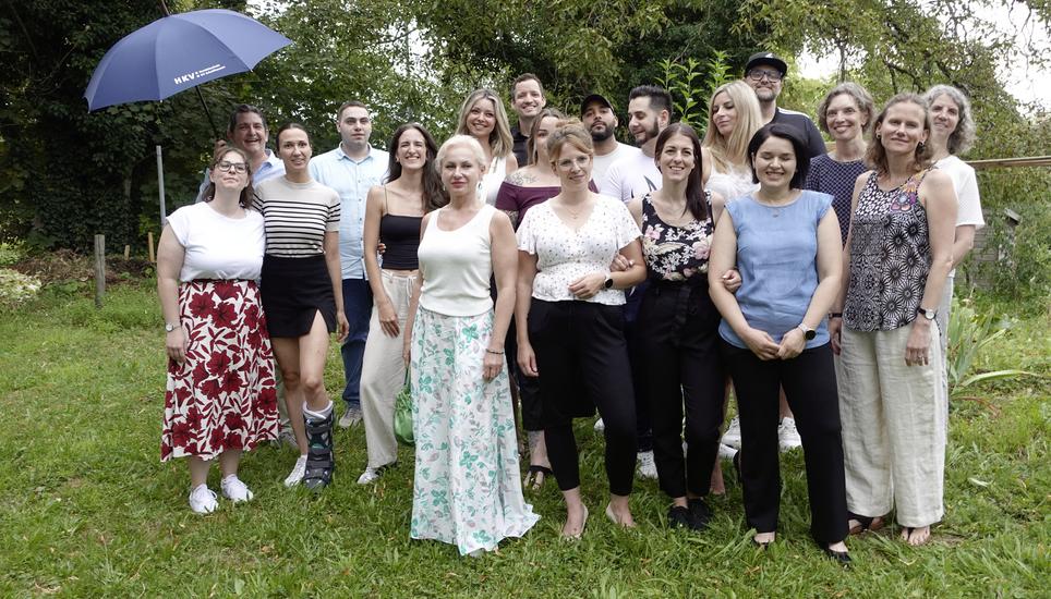 Studierende und Dozenten der KV-Edupool-Abschlussklasse 2025 Handelsschule. Boris Litmanowitsch (2. von links) mit Thomas Fader (8. von links). Bild: Grazia Barbera