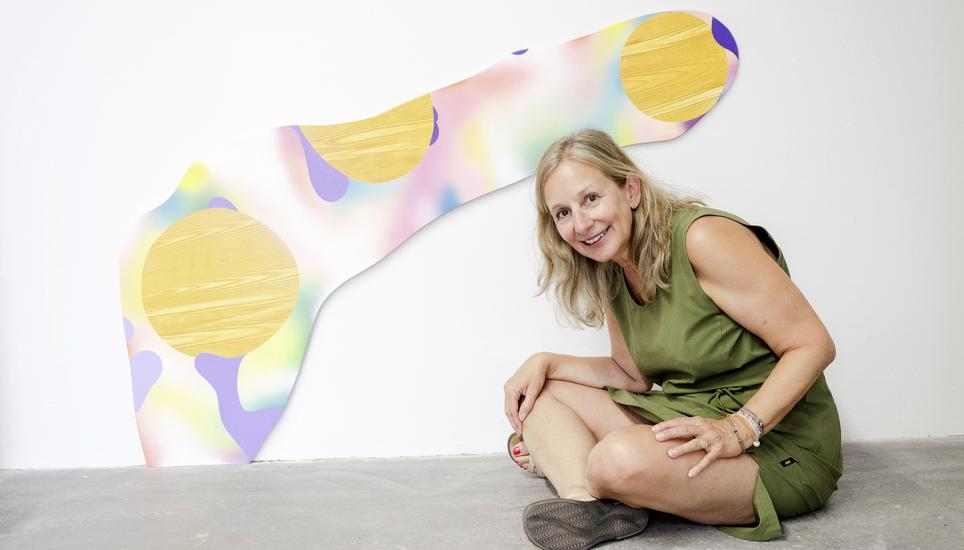 Marianne Rinderknecht sitzt in der Vebikus Kunsthalle vor einem ihrer Werke mit Acrylfarben auf Dibond-Platten. Bild Jeannette Vogel