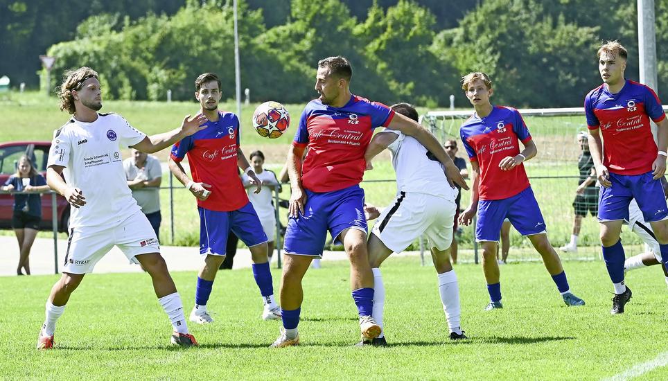 Der FC Beringen (in Rot-Blau) setzte sich in der 1. Runde des FVRZ-Regionalcups gegen den FC Thayngen (in Weiss) durch. Bild: D. Mühlebach