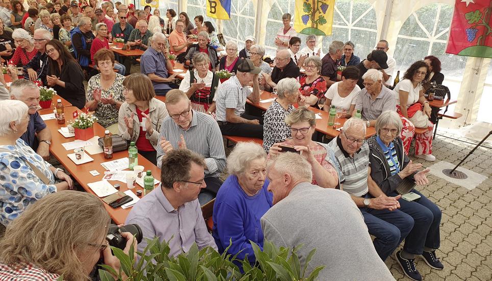 Markus Brütsch übergibt den Freiwilligenpreis an Annelies Landolt, links und rechts von ihr sitzen ihre erwachsenen Kinder Patrick Landolt und Cornelia Mirò, rechts daneben Kurt und Betti Benz-Aebli. Bild: schi.