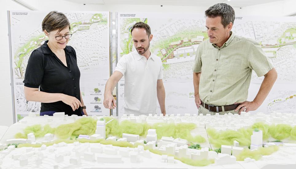 Katrin Bernath, Baureferentin, Marcel Angele, Leiter Stadtplanung und Chirstoph Bill, Projketleiter Stadtplanung, bei der Medienkonferenz zur Gebietsentwicklung des Mï¿ï¾¼hlental, am Dienstag, 19 August 2025. (Melanie Duchene / Schaffhauser Nachric